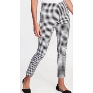Old Navy Elastic Waistband Pull On Pixie Cut Tapered Pants NWT in Black Gingham